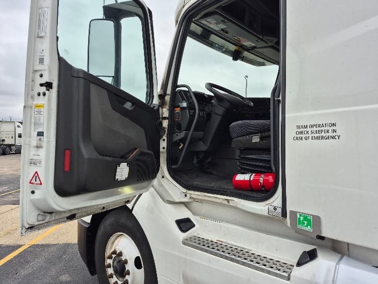 2023 Volvo VNL 760 in La Porte, IN — photo 9