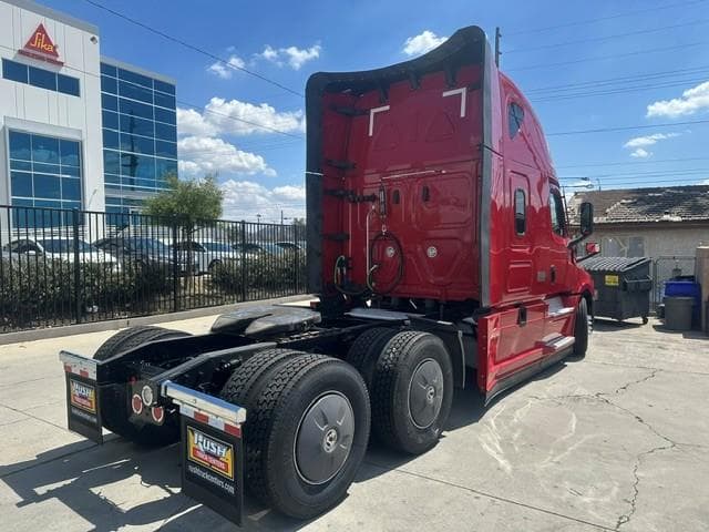 2022 Freightliner Cascadia — photo 2