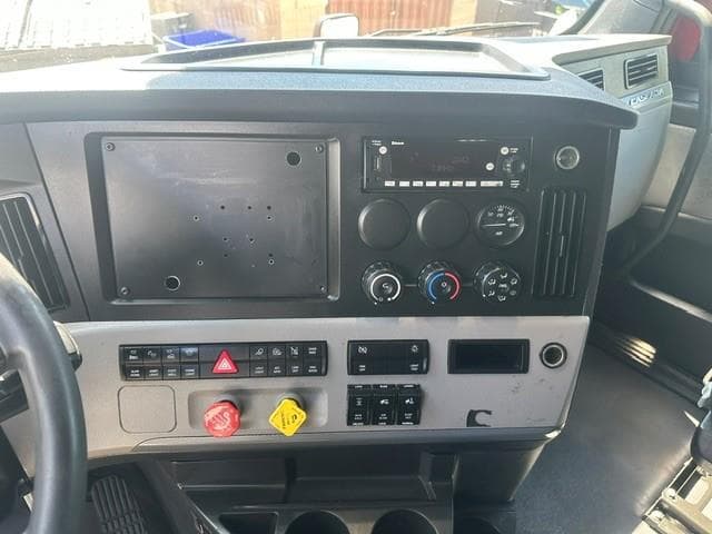 2022 Freightliner Cascadia — photo 11
