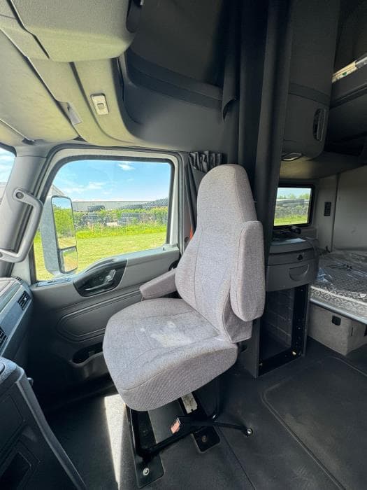 2021 International LT — photo 18