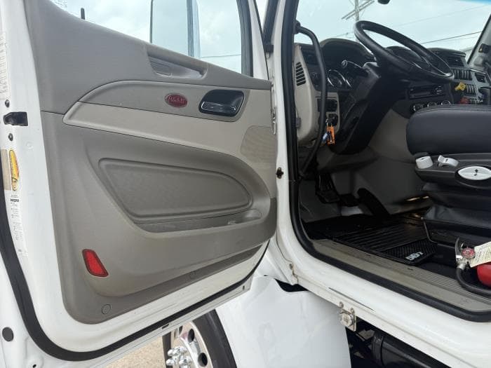 2020 Peterbilt 567 — photo 16