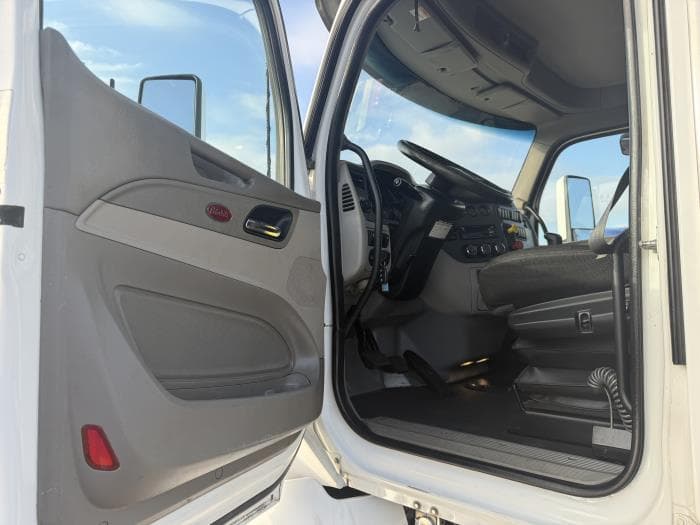 2021 Peterbilt 567 — photo 25