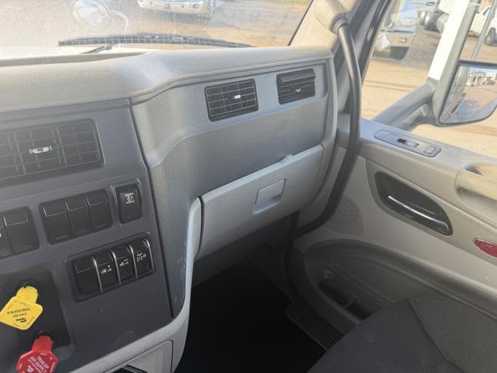 2021 Peterbilt 567 — photo 29