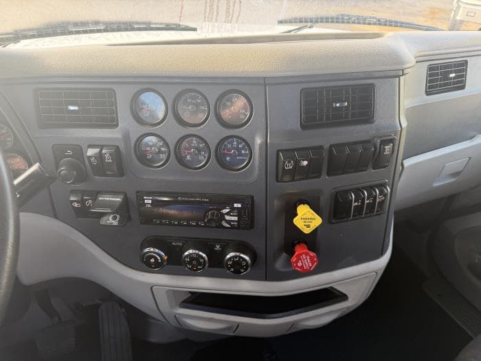2021 Peterbilt 567 — photo 30