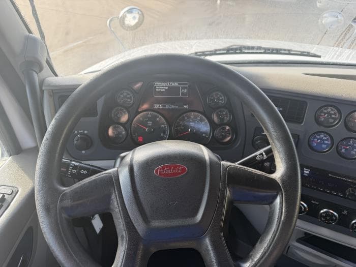 2021 Peterbilt 567 — photo 32