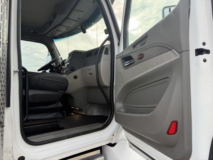 2020 Peterbilt 567 — photo 23