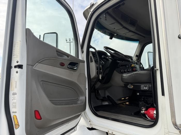 2020 Peterbilt 567 — photo 25