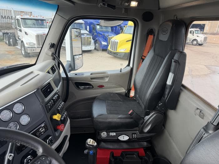 2020 Peterbilt 567 — photo 26