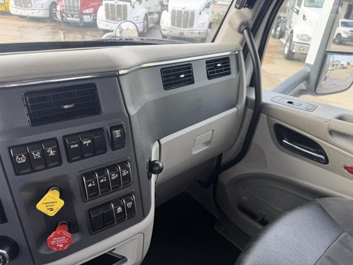 2020 Peterbilt 567 — photo 29
