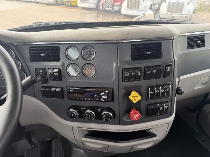 2020 Peterbilt 567 — photo 30