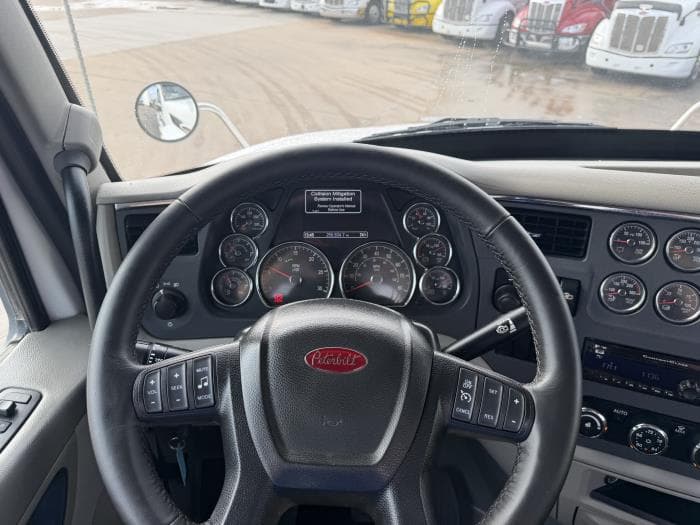 2020 Peterbilt 567 — photo 32