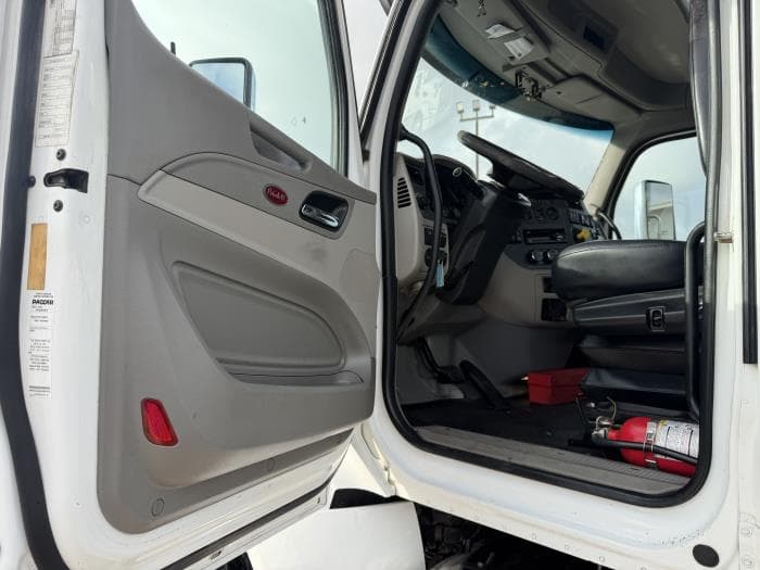2019 Peterbilt 567 — photo 24