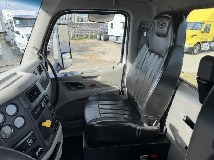 2019 Peterbilt 567 — photo 25