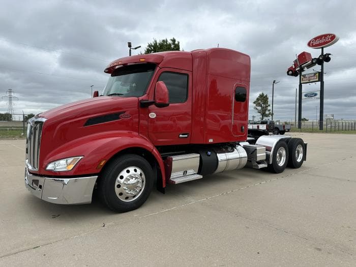 2025 Peterbilt 579 — photo 2