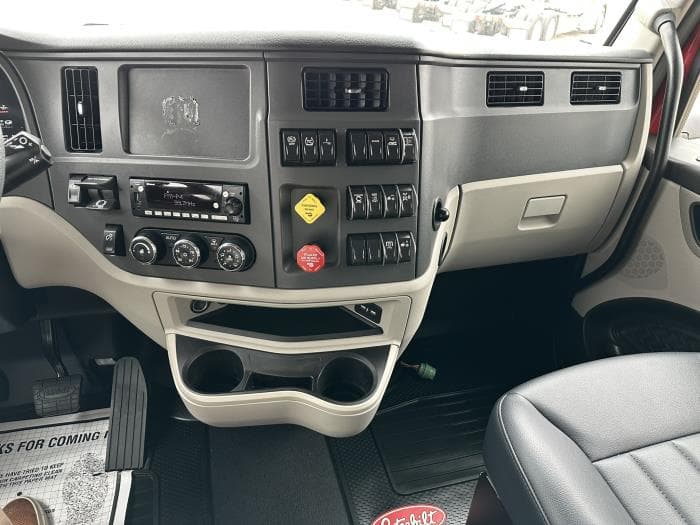 2025 Peterbilt 579 — photo 8