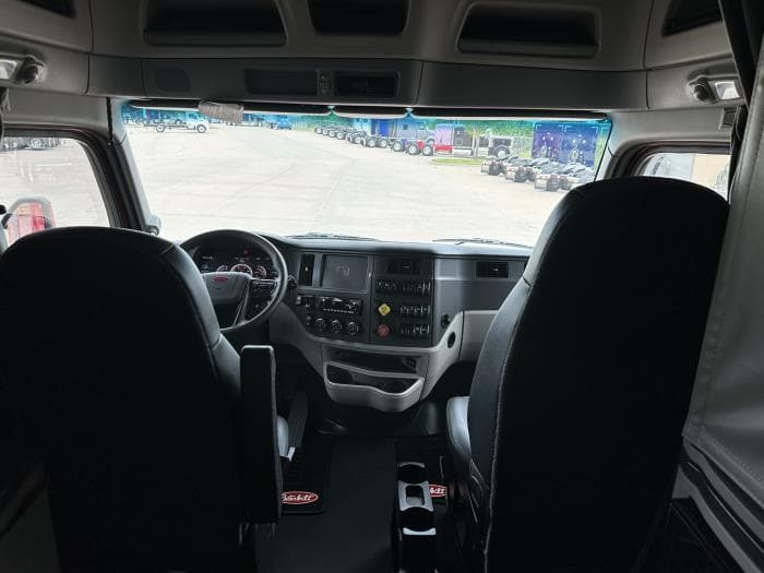 2025 Peterbilt 579 — photo 9