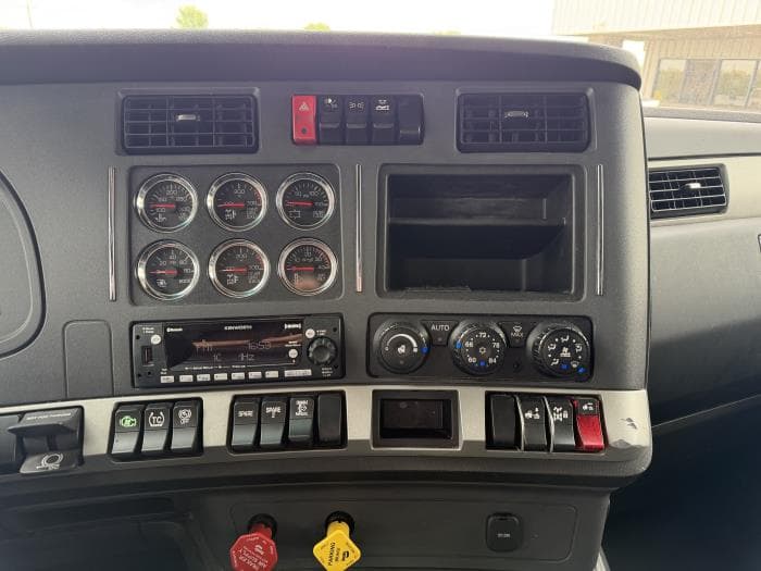 2022 Kenworth T680 — photo 13