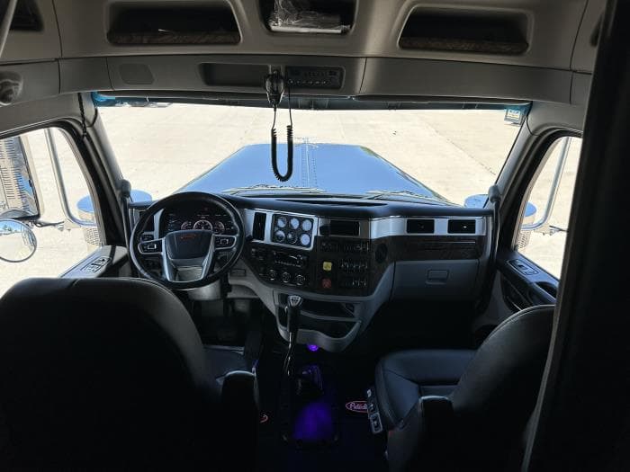 2025 Peterbilt 589 — photo 11