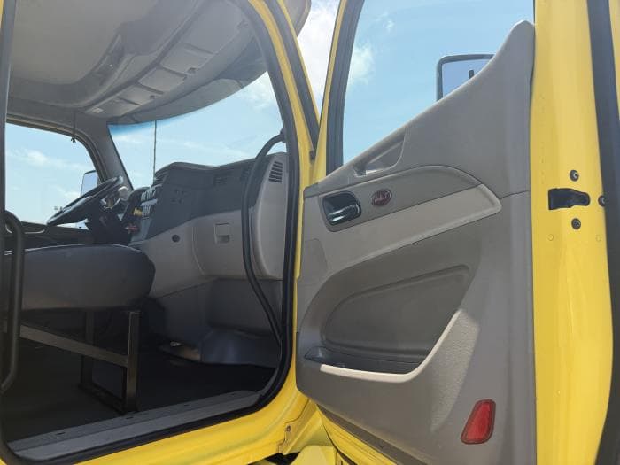 2021 Peterbilt 579 — photo 23