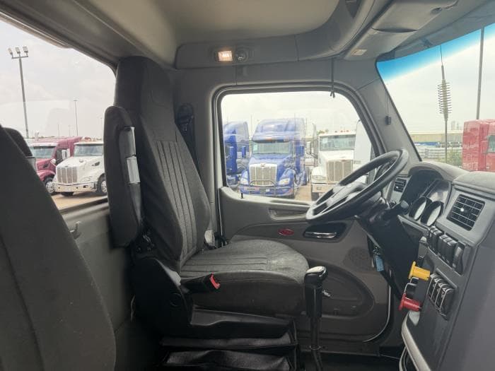 2021 Peterbilt 567 — photo 24