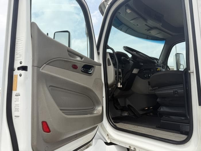 2021 Peterbilt 567 — photo 25