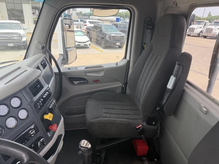 2021 Peterbilt 567 — photo 26
