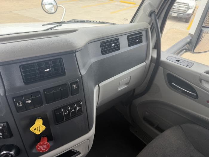 2021 Peterbilt 567 — photo 29