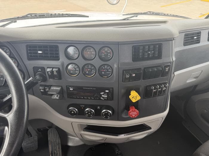 2021 Peterbilt 567 — photo 30