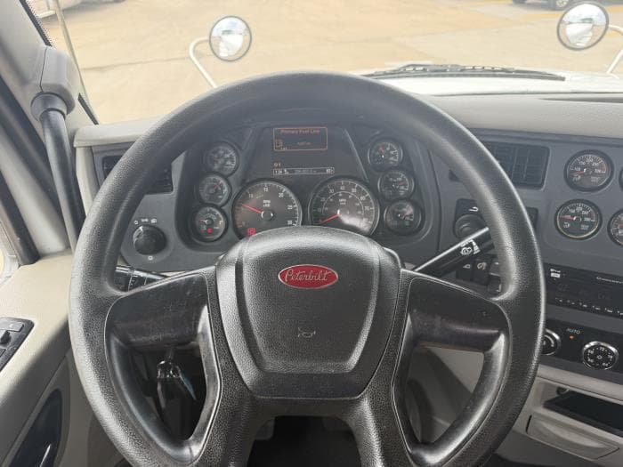 2021 Peterbilt 567 — photo 32