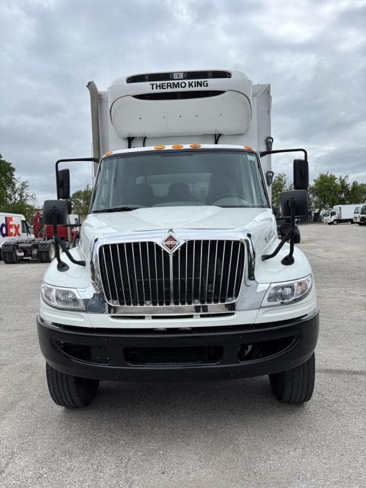 2017 International 4300 — photo 2