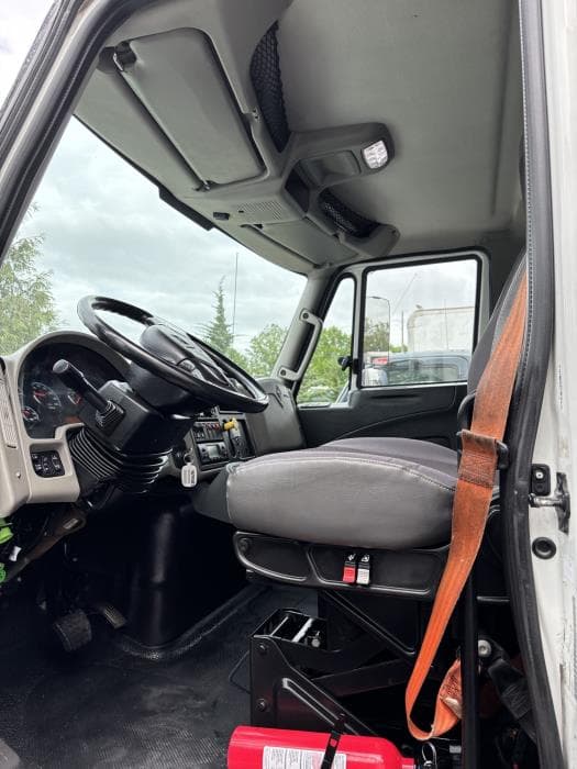 2017 International 4300 — photo 10