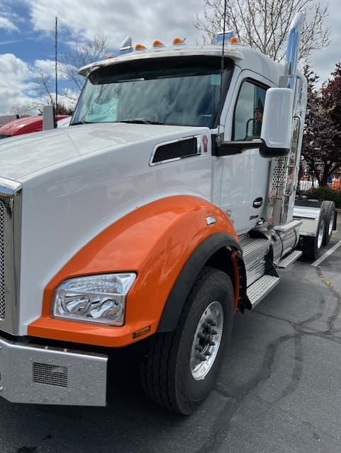 2025 Kenworth T880
