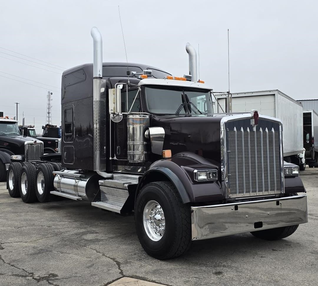 2022 Kenworth W900