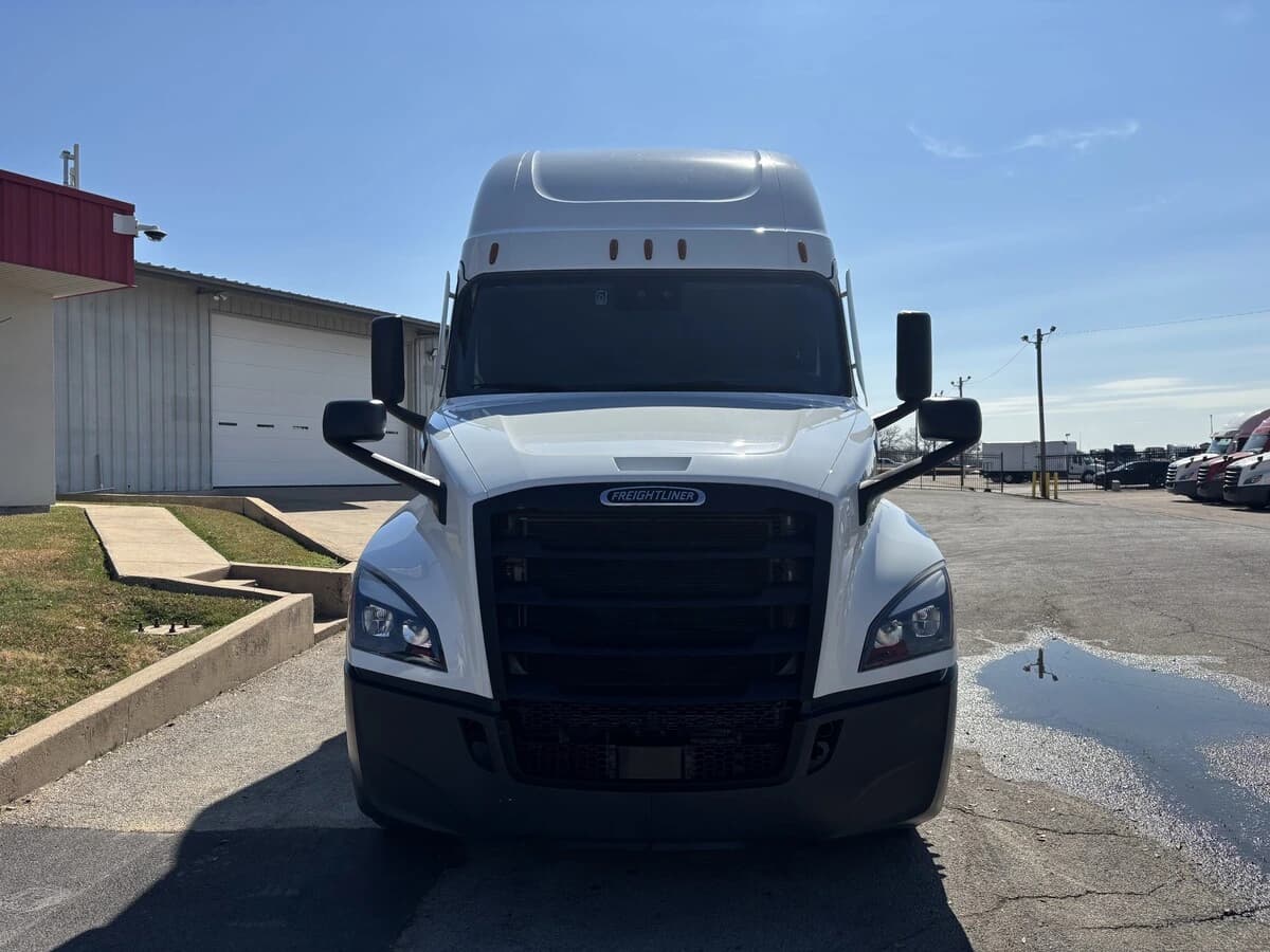 2024 Freightliner Cascadia in Dallas, TX — photo 2