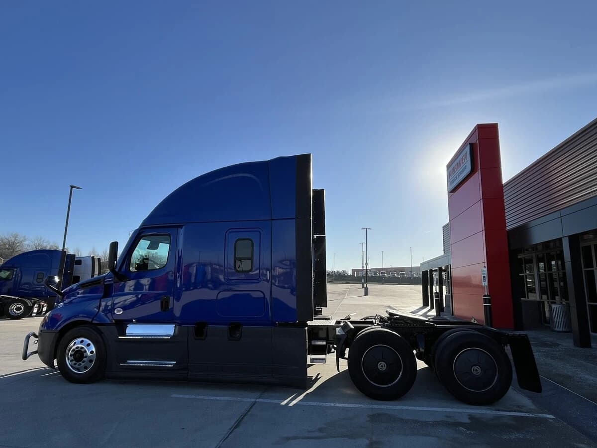 2022 Freightliner Cascadia in Kansas City, MO — photo 7