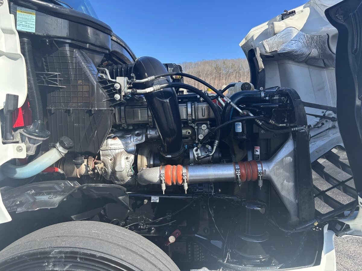 2021 Freightliner Cascadia in Knoxville, TN — photo 13