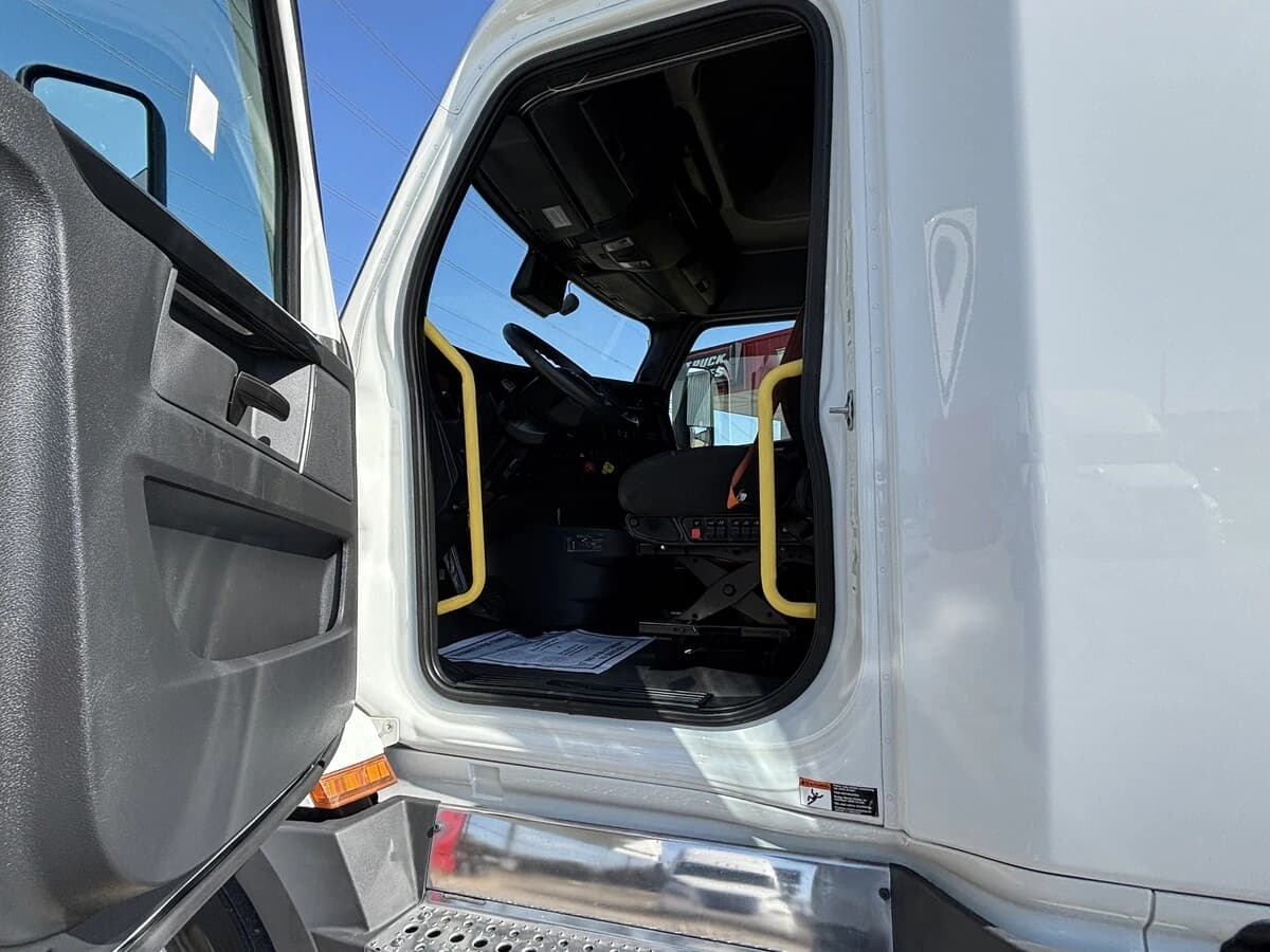 2024 Freightliner Cascadia in Dallas, TX — photo 9