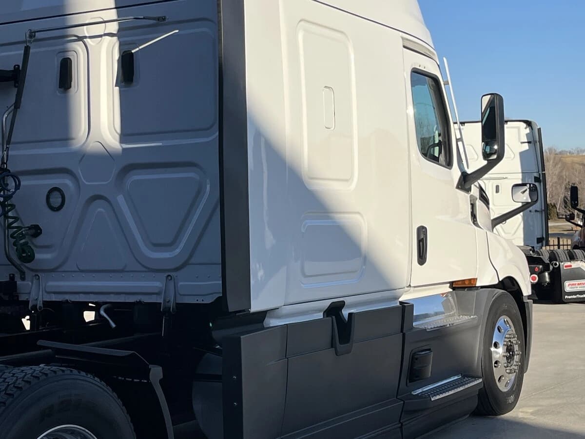2023 Freightliner Cascadia in Kansas City, MO — photo 7