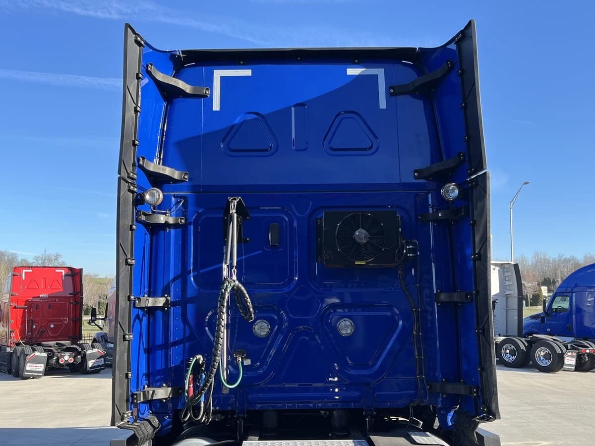 2022 Freightliner Cascadia in Kansas City, MO — photo 11