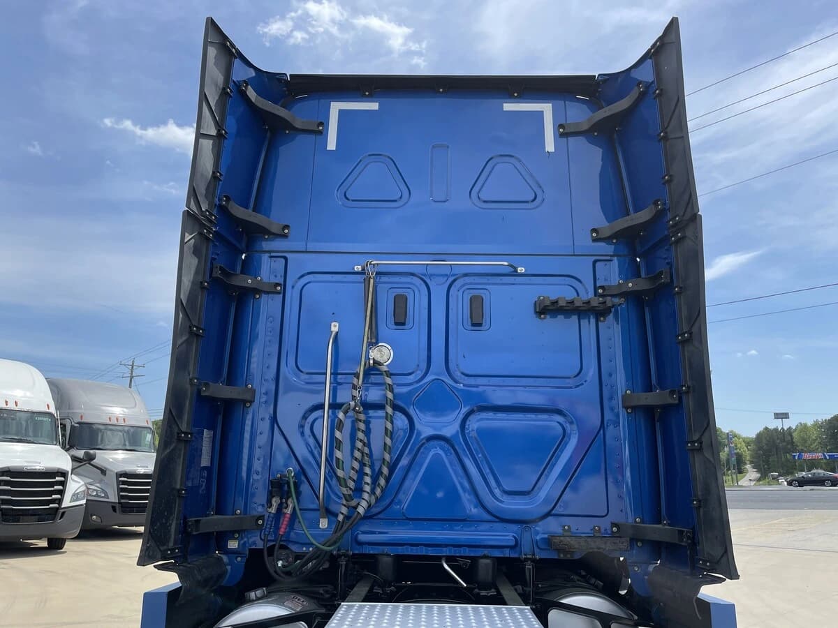 2021 Freightliner Cascadia in Chattanooga, TN — photo 11