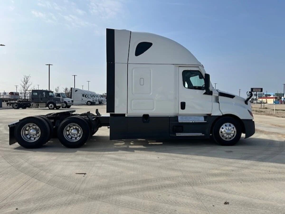 2023 Freightliner Cascadia in Fort Worth, TX — photo 7