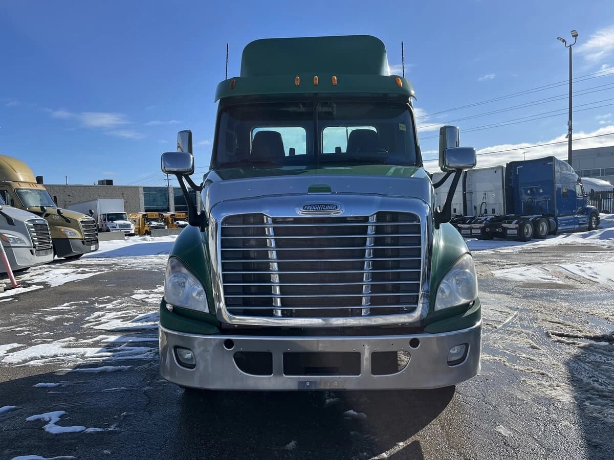 2012 Freightliner Cascadia in Mississauga, ON — photo 2