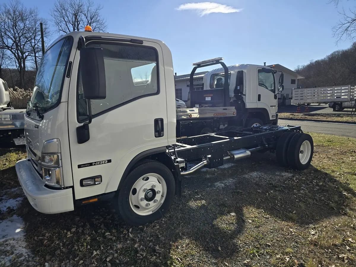 2025 Isuzu NRR
