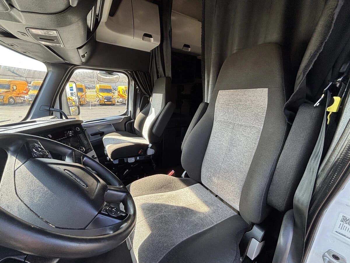 2021 Freightliner Cascadia in Knoxville, TN — photo 14