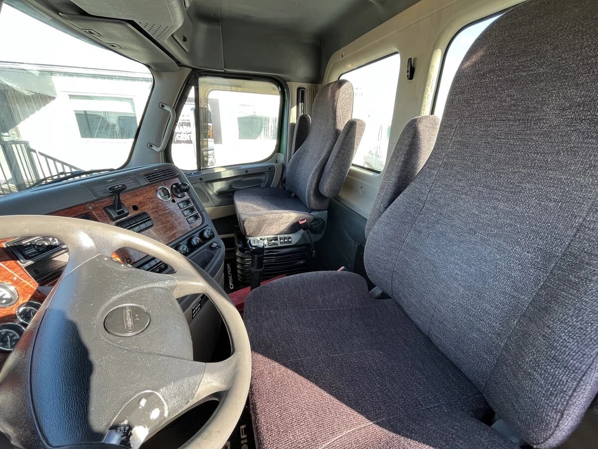 2012 Freightliner Cascadia in Mississauga, ON — photo 17