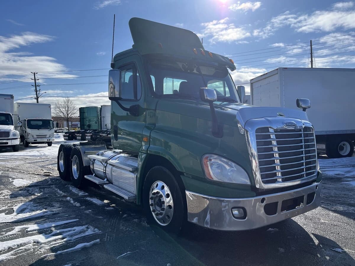 2012 Freightliner Cascadia in Mississauga, ON — photo 3