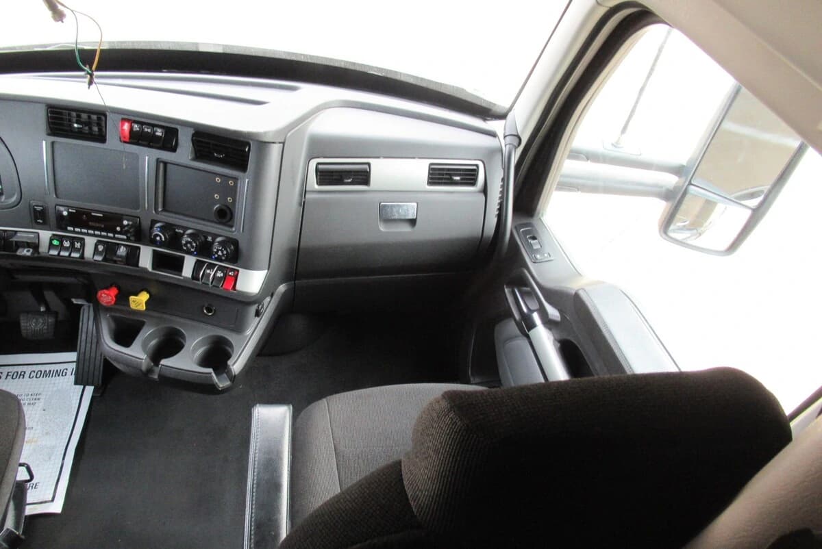 2023 Kenworth T680 in Dallas, TX — photo 21