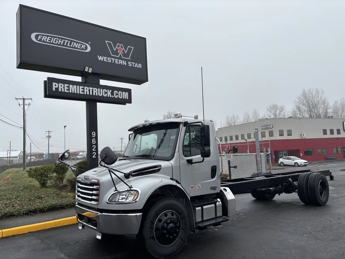 2025 Freightliner M2 106 in Portland, OR — photo 4