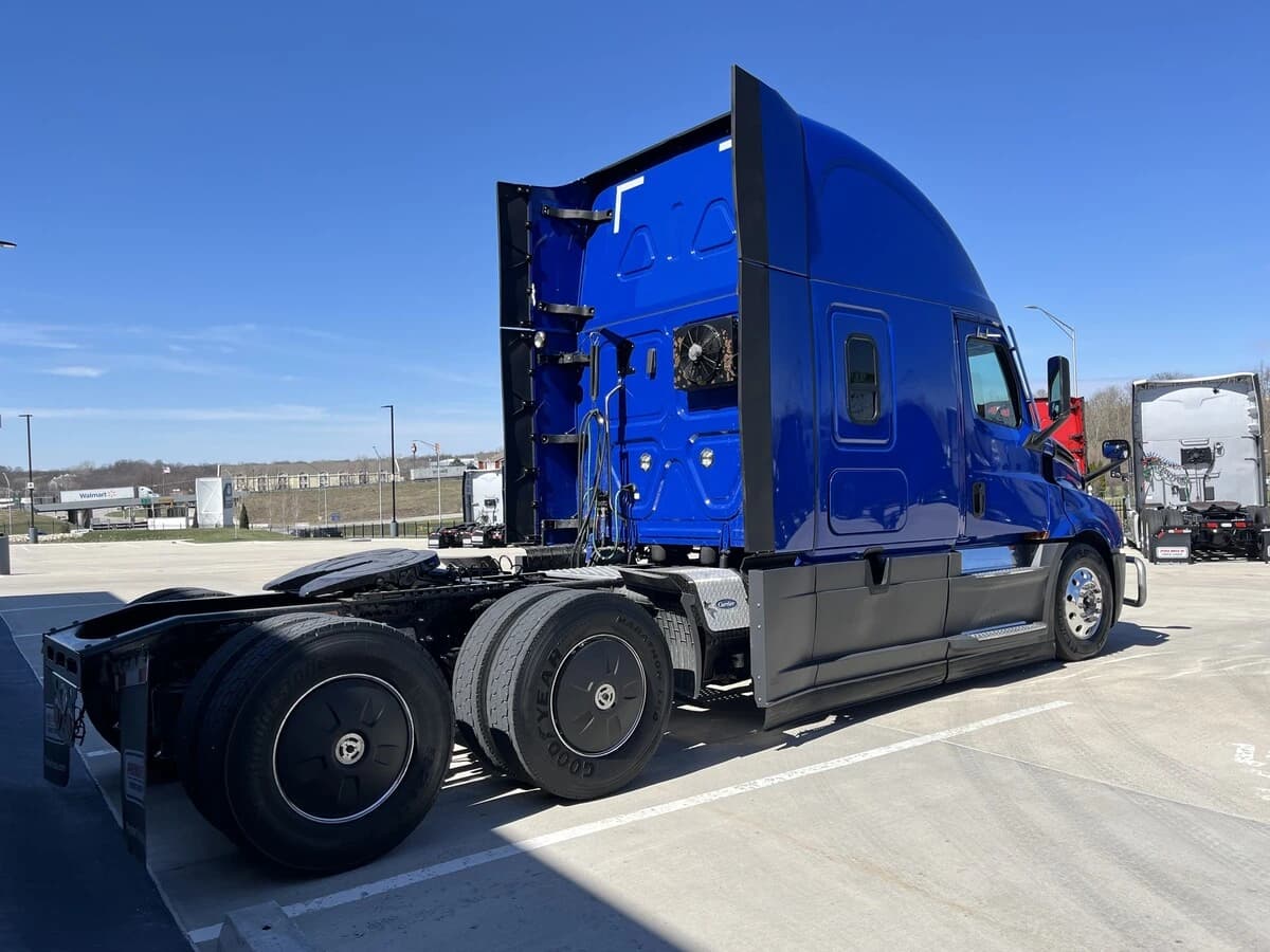 2022 Freightliner Cascadia in Kansas City, MO — photo 10