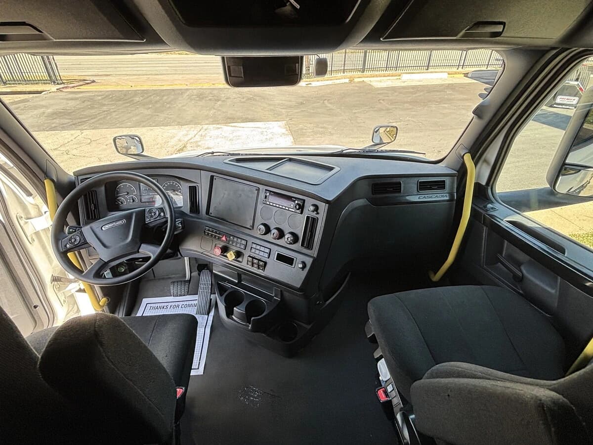 2024 Freightliner Cascadia in Dallas, TX — photo 11